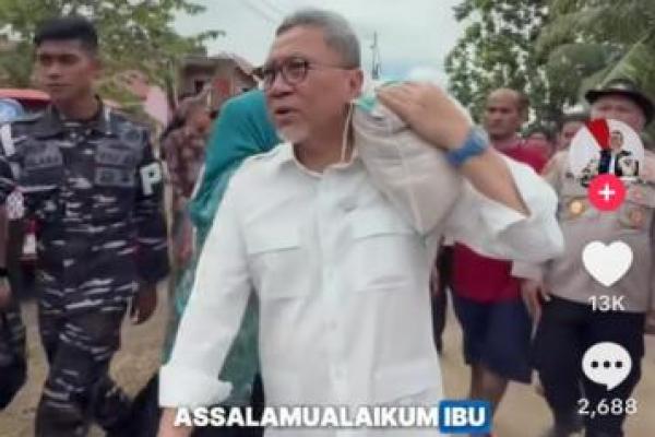 Aksi Zulhas memikul karung berwarna putih sambil menyapa warga terdampak banjir menjadi sorotan..