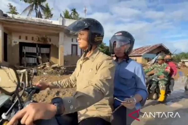 Wakil Presiden RI, Gibran, mengunjungi lokasi terdampak bencana banjir bandang dan longsor di Kabupaten Agam, Sumatera Barat menggunakan motor trail