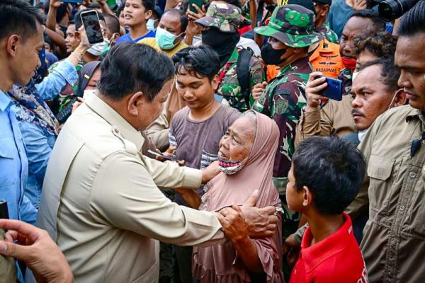 Presiden ke-8 RI Prabowo Subianto membagikan sejumlah paket bahan kebutuhan pokok usai menjalankan ibadah salat Idul Fitri bersama warga penyintas bencana.