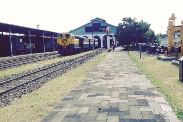 Dibangun pada abad ke-19 oleh Pemerintah Hindia Belanda, Stasiun Ambarawa menjadi salah satu titik penting dalam sejarah perkeretaapian Indonesia
