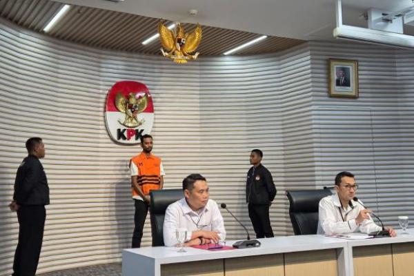 Tersangka Muhammad Chusnul merupakan PPK di BTP Kelas 2 Wilayah Sumatera Bagian Utara sekaligus Inspektur Prasarana Perkeretaapian Ahli Muda.