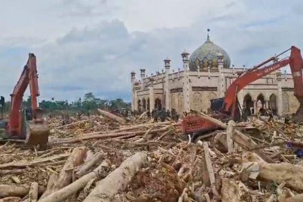 Kementerian Kehutanan (Kemenhut) memperkuat sinergi lintas sektor untuk mempercepat proses pembersihan material kayu yang menumpuk terbawa banjir Sumatra