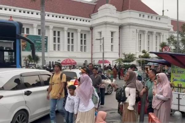 Kawasan wisata Kota Tua, Tamansari, Jakarta Barat, dipadati puluhan ribu pengunjung pada perayaan Natal, Kamis.