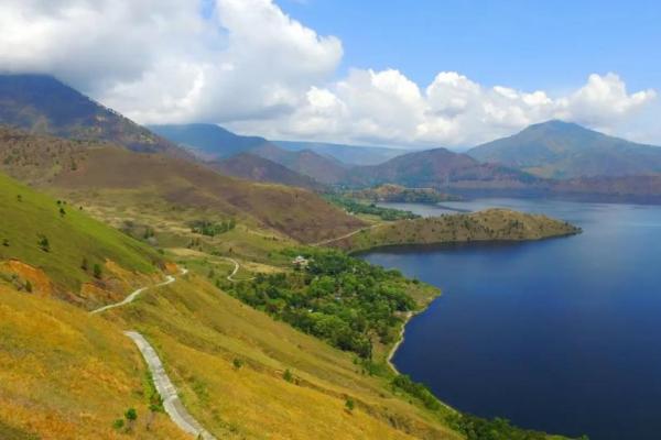 Danau Toba tidak hanya terkenal karena keindahan alamnya, tetapi juga karena legenda yang melatarbelakangi keberadaannya.