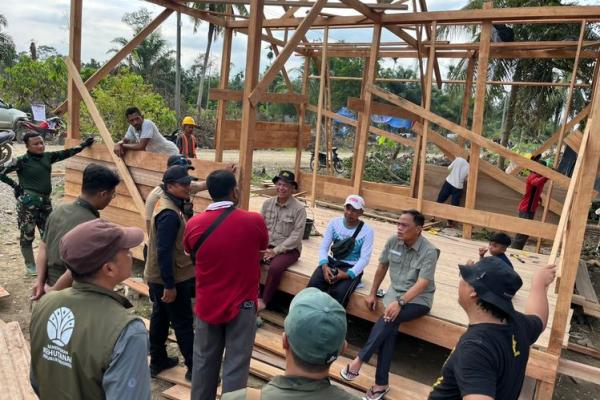 Dengan dukungan alat berat, pemilahan kayu hanyutan bisa dilakukan lebih cepat dan aman. Kayu yang layak kami manfaatkan untuk kebutuhan darurat warga