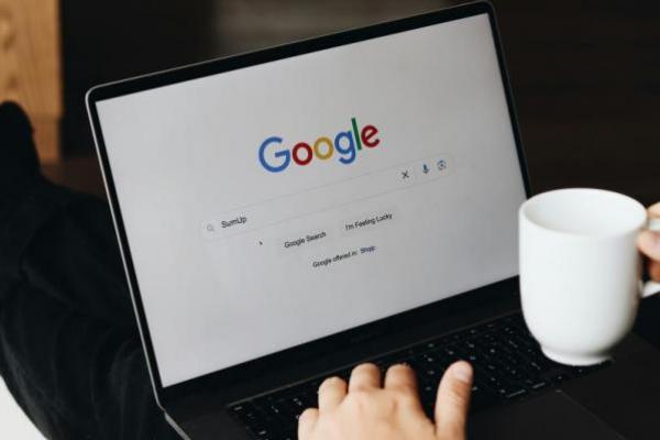 Berikut ini ciri-ciri mata lelah akibat melihat monitor terlalu lama dan cara mudah mengatasinya