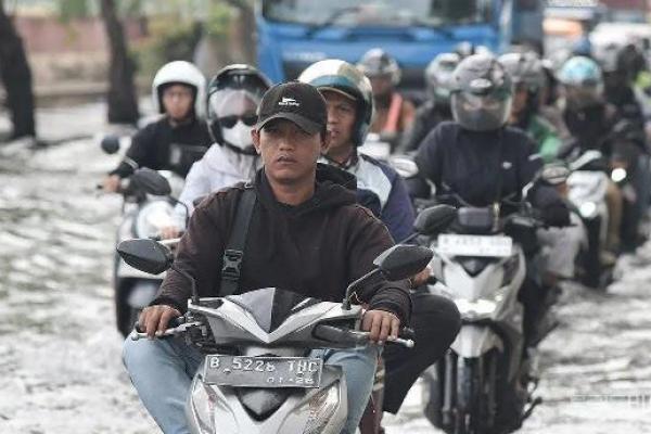 BPBD DKI Jakarta mencatat bahwa hingga Senin (9/3) pukul 06.00 WIB banjir masih merendam sebanyak 16 rukun tetangga (RT) dan dua ruas jalan.