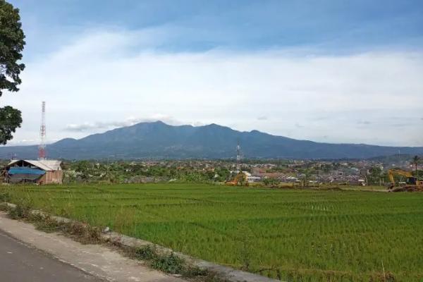 Gunung Malabar merupakan salah satu gunung berapi tua yang menjulang di kawasan Pangalengan, Kabupaten Bandung, Jawa Barat