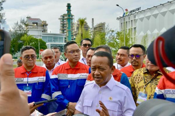 Bahlil menyoroti fenomena truk-truk yang mengantre di SPBU untuk membeli BBM, lalu dijual kembali