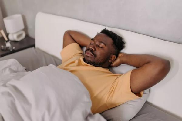 Tidur siang memberikan kesempatan bagi otak dan tubuh untuk melakukan pemulihan singkat (recharge).