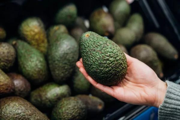 penelitian terbaru menunjukkan bahwa mengonsumsi satu buah alpukat setiap hari berpotensi membantu menurunkan risiko penyakit jantung
