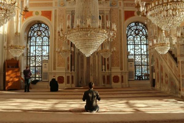 7 Perkara yang Membatalkan Salat Menurut Fikih