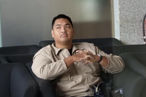 Berdasarkan pantauan, Dito dengan mengenakan kaos hitam dibalut jaket cokelat itu tiba di Gedung KPK, Jakarta, sekira pukul 12.50 WIB.