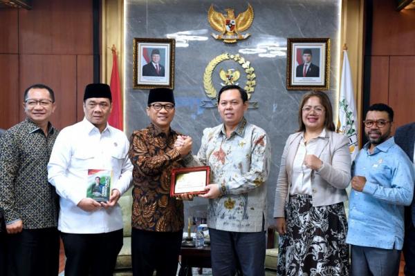 Mendes Yandri menyambut baik ide Green Villages yang digagas oleh Ketua DPD. "Kolaborasi ini sangat menguntungkan desa-desa dan menjawab sejumlah tantangan,"