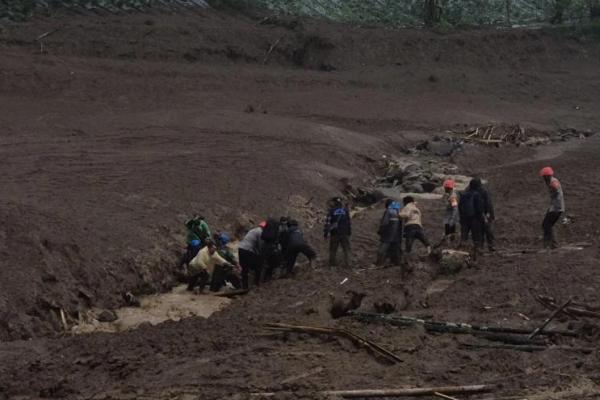 Operasi SAR dilakukan secara bertahap dengan melibatkan seluruh unsur kementerian dan lembaga terkait, termasuk TNI dan Polri  yang berada di wilayah Jawa Barat