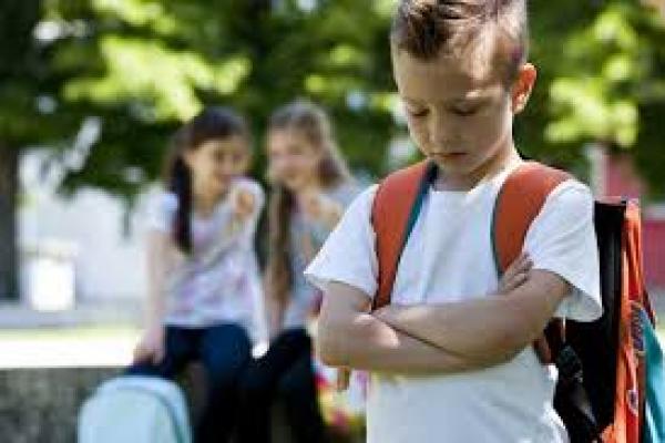 Anda menanyakan, anak menjawab dengan berkelit dan memberi kesan menutupi suatu masalah. Bisa saja ini tanda anak mengalami bullying