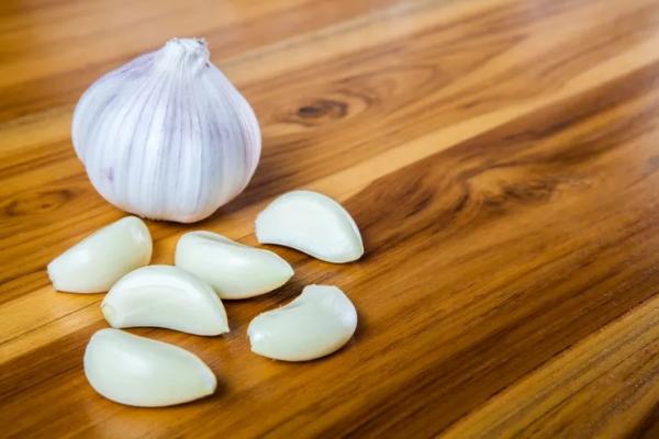 Bawang putih mentah telah lama dikenal sebagai bahan alami dengan beragam manfaat kesehatan.
