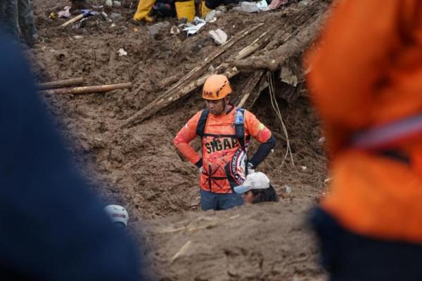 Menko PMK Pratikno mengatakan bahwa pemerintah mengutamakan penyelamatan jiwa dalam penanganan bencana tanah longsor di Cisarua, Bandung Barat.