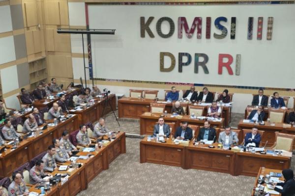 Komisi III DPR RI menerima aspirasi masyarakat terkait kasus penyerobotan lahan yang diduga merugikan masyarakat adat dan perorangan.