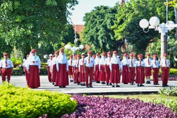 Kemdikdasmen menerbitkan Surat Edaran Mendikdasmen Nomor 4 Tahun 2026 tentang Pelaksanaan Upacara Bendera di Sekolah.