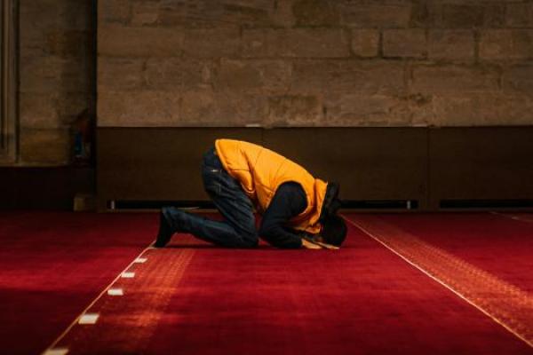 6 Hal Mubah dalam Salat yang Boleh Dilakukan Tanpa Membatalkan Ibadah