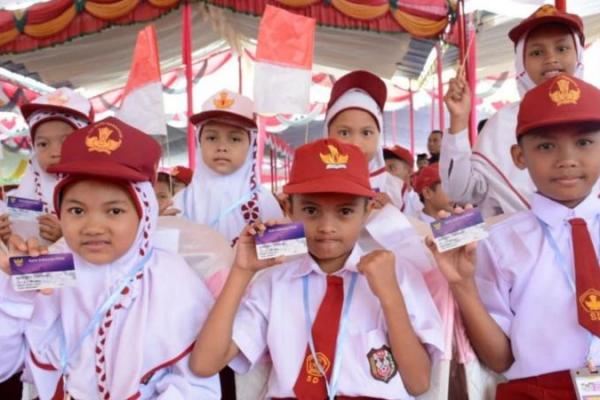 Kemdikdasmen memperpanjang batas waktu aktivasi rekening Program Indonesia Pintar (PIP) 2025 hingga 28 Februari 2026 mendatang.