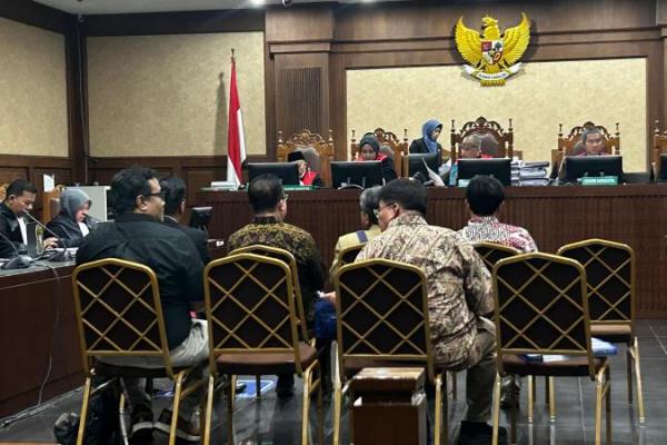 Rhenald Kasali mengaku khawatir perkara dugaan korupsi Pertamina membuat pengusaha muda takut untuk bekerja sama dengan perusahaan negara atau BUMN.
