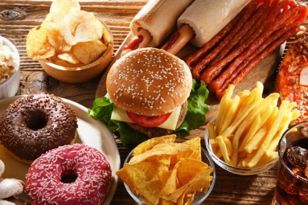 Berikut ini lima jenis makanan yang perlu diwaspadai karena berpotensi meningkatkan risiko penyakit kanker jika dikonsumsi berlebihan atau terus-menerus.