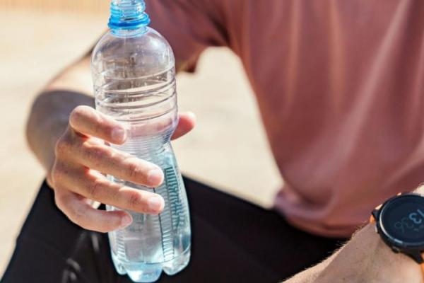 Penelitian menemukan air minum dalam kemasan, yang kerap dianggap lebih bersih dan aman, justru mengandung jauh lebih banyak nanoplastik dibandingkan air keran