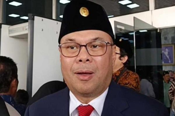 Dukungan tersebut harus diikuti dengan pengawasan terhadap tiga aspek utama, yaitu kepastian status, pemerataan distribusi guru, dan keberlanjutan fiskal negara