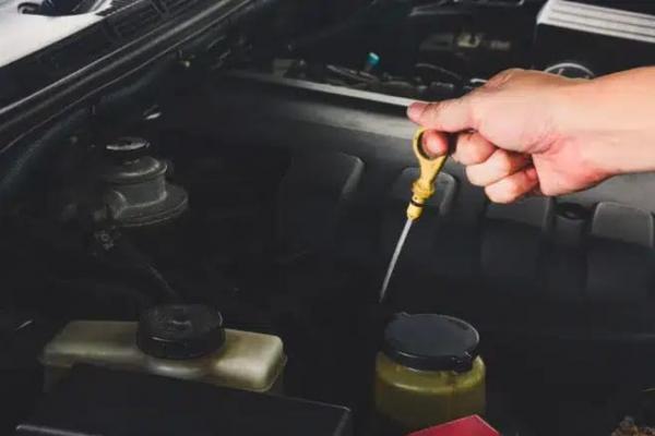 Mengganti oli mesin sering dianggap sepele oleh sebagian pemilik kendaraan.