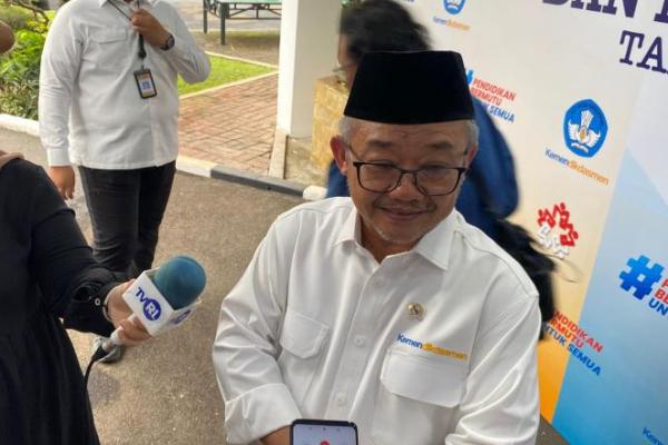 Sebanyak 130.000 guru sekolah dasar (SD) akan mendapatkan pelatihan bahasa Inggris secara bertahap hingga pertengahan 2027