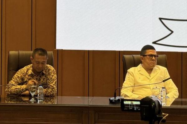 Maaf, kami melihat bahwa MKMK ini tidak konsisten dalam persoalan ini, contoh kasus Ketua MK yang dilaporkan tapi kemudian itu di-dismiss.
