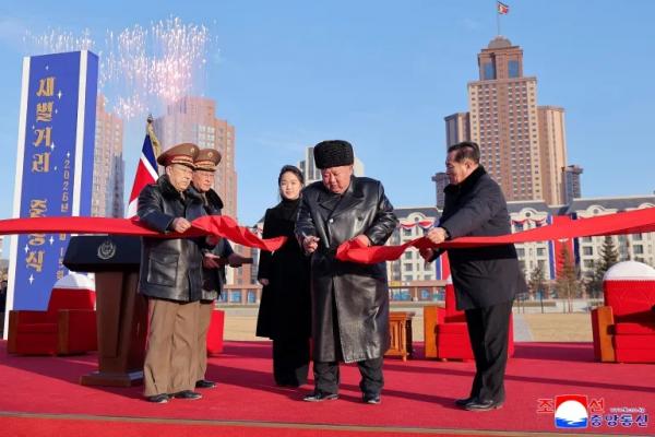 Pemimpin Korea Utara Kim Jong Un meresmikan distrik perumahan baru di Pyongyang yang diperuntukkan bagi keluarga tentara yang gugur saat bertempur di luar neger