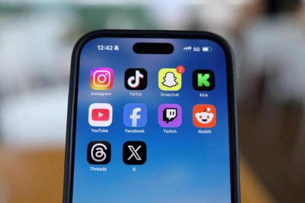 Aktivitas bertukar pesan serta scrolling yang membuat pengguna lupa waktu di media sosial, membawa risiko besar bagi kesehatan mental