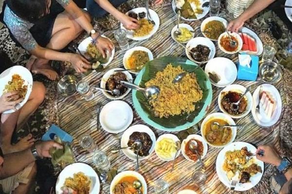 Di berbagai daerah di Jawa Barat, munggahan lazim diisi dengan silaturahmi keluarga, makan bersama atau cucurak, serta doa bersama