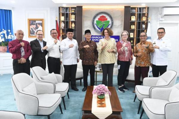 Sehingga nanti pas dana itu benar-benar turun bisa tepat sasaran, berdampak, dan kemudian bisa mengangkat derajat rakyat di desa,
