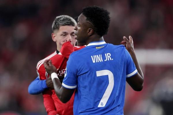 UEFA menjatuhkan larangan tampil sementara kepada winger S.L. Benfica Gianluca Prestianni selama proses penyelidikan dugaan tindakan rasial ke Vinicius Jr