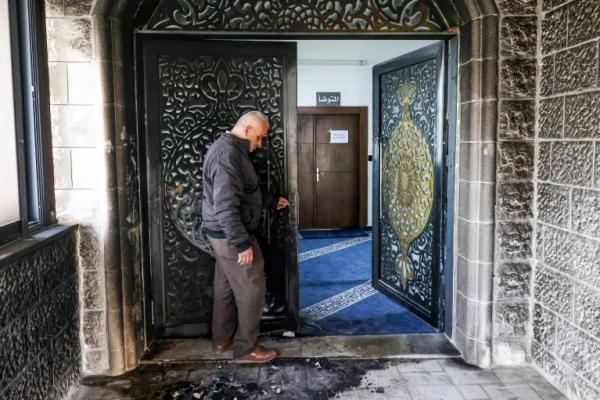 Pemukim Israel merusak dan membakar sebuah masjid di Tepi Barat yang diduduki saat bulan suci Ramadan.