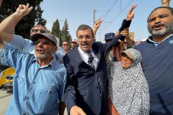 Mantan Perdana Menteri Tunisia, Ali Larayedh, dijatuhi hukuman 24 tahun penjara atas tuduhan memfasilitasi perjalanan warga Tunisia ke Suriah