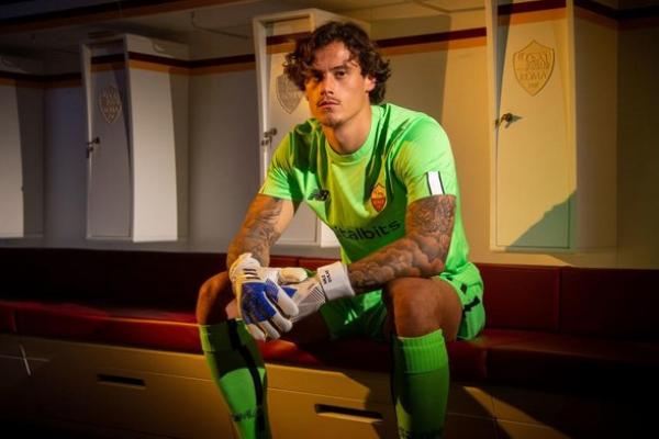 Penjaga gawang AS Roma, Mile Svilar, menegaskan ambisi besar timnya untuk mencuri kemenangan di kandang Bologna pada leg pertama babak 16 besar Liga Europa.