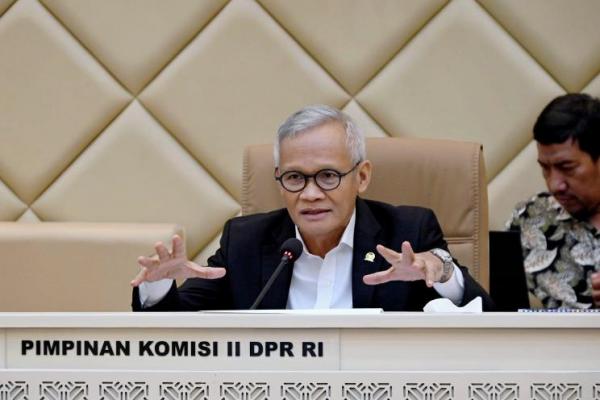 Komisi II DPR RI menyoroti ketimpangan kualitas pelayanan publik yang cukup signifikan di Provinsi Maluku.