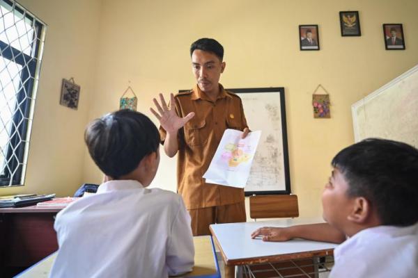 Kemdikdasmen memberikan relaksasi penggunaan Dana Bantuan Operasional Satuan Pendidikan (BOSP) untuk pembayaran honor guru honorer.