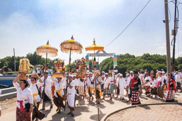 Ribuan umat Hindu dari Kota Bekasi memadati kawasan Pelabuhan Perikanan Paljaya, Jembatan Cinta Muara Tawar, Kabupaten Bekasi pada Minggu (15/3).