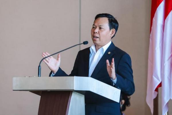 Profesi jurnalis memiliki peran yang sangat krusial bagi kebutuhan informasi yang aktual dan akurat bagi masyarakat