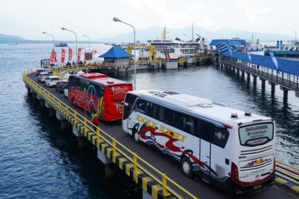 Pada Senin (30/3/2026) pukul 14.00 WIB, ekor antrean kendaraan tercatat mencapai sekitar 5,8 km dari akses masuk Pelabuhan Ketapang.