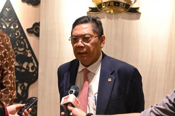 Tentu kalau melihat pagu indikatif ini ada penurunan. Tahun lalu kita gedok di tanggal 19 September 2025, besar anggaran Kementerian Pertahanan adalah Rp187 T.