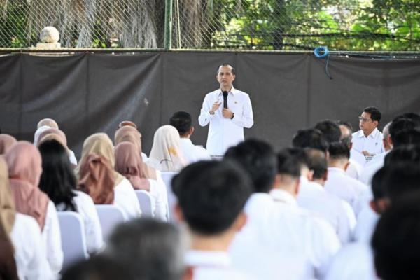 WFA atau WFA, WFH sama saja. Itu bukan berarti libur. Itu hanya menghemat pergerakan yang harusnya ke kantor mengeluarkan bensin dan sebagainya, jadi tak perlu
