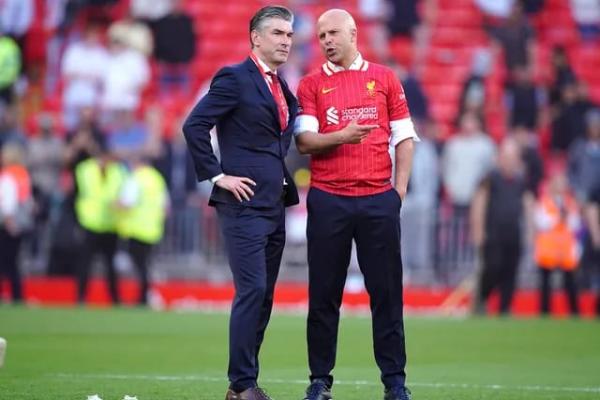 Pelatih Liverpool, Arne Slot, secara terbuka meminta kekuatan penuh dari publik Anfield untuk membantu timnya membalikkan keadaan saat menjamu PSG.