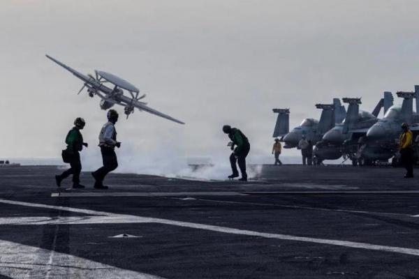 Delapan personel Angkatan Laut Amerika Serikat (AS) yang ditugaskan dalam kelompok tempur kapal induk USS Abraham Lincoln melakukan percobaan bunuh diri.
